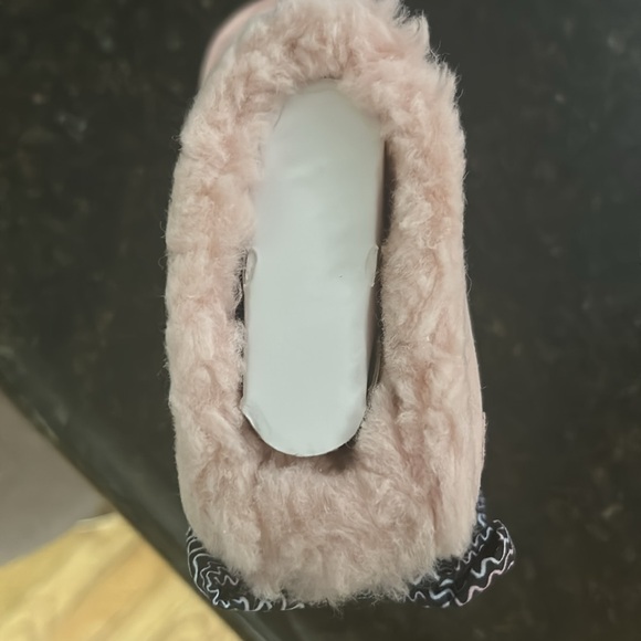 Ugg kids, Dusty pink, new in box! - Picture 3 of 5